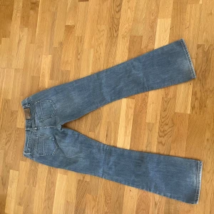 Lågmidjade bootcut jeans från reserved - Skit fina lågmidjade jeans från reserved, tyvärr blivit för små för mig och därför säljer jag dom, inga defekter och har en unik fin gråblå färg. Storlek W28 passar min vän som har storlek 36 vanligtvis❤️