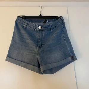 Jeansshorts - Jeansshorts i mycket gott skick och aldrig använda 