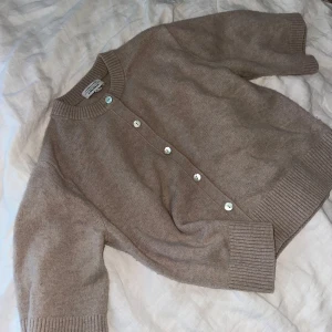 Kofta - Kofta från &otherstories med knappar. Så söt verkligen!!! Passar perfekt till hösten och vintern!!!