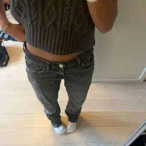 Jag säljer min snygga gråa baggy Zara jeans. Det är nästan helt oanvända och är helt perfekta och har en jätte snygg grå tvätt. Det funkar till allt. Skriv till mig vid intresse💕💕så kan vi säkert komma fram till ett bra pris.  Frakt ingår inte 