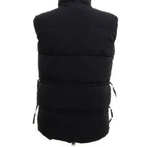 Väst  - Säljer denna fina västen från missguided Är i fint skick.  Andvänd fåtal gånger 