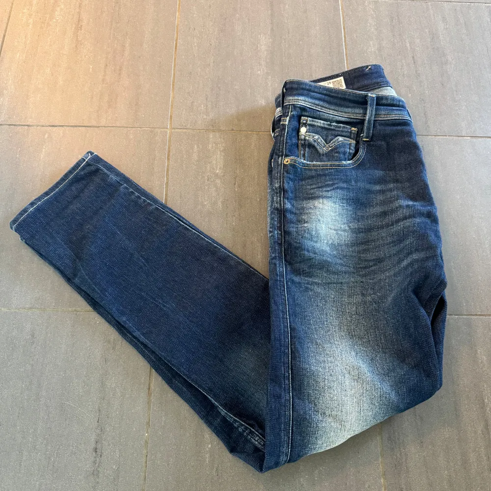 // Replay anbass jeans | Grymt skick | Nypris runt 2000 | Storlek W29 / L32 ( men passar 30/32 bättre )| Kontakta för fler frågor eller funderingar // Deluxe Closet. Jeans & Byxor.