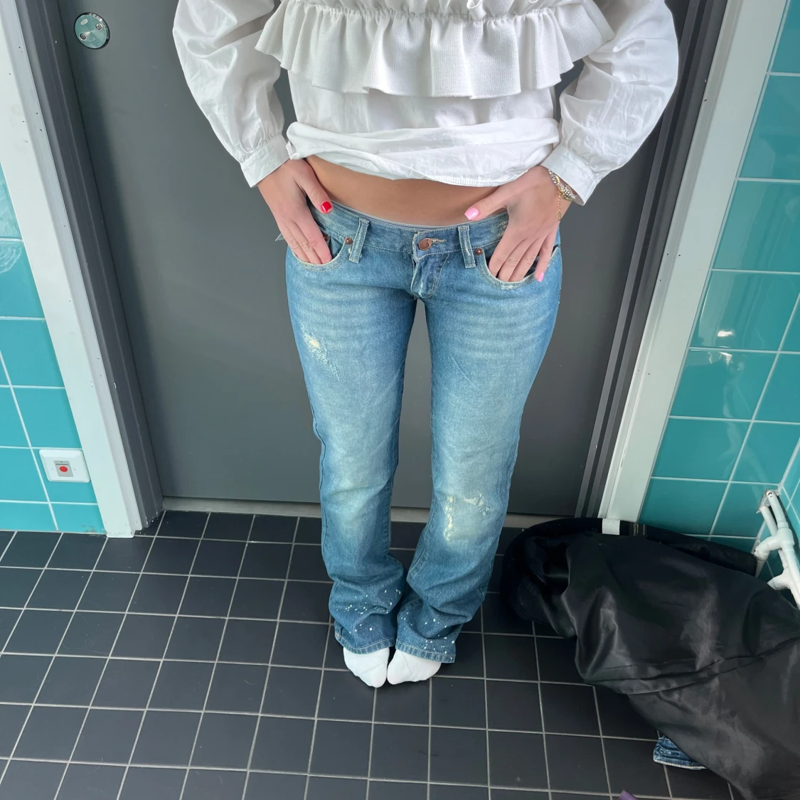 Ljusblå jeans med slitningar - 90