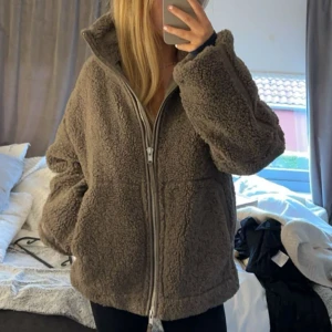 Slutsåld teddyjacka! - Aldrig använd ! Prislappen kvar och du får den i samma låda jag fick hem den i 🩷postar dagen du köper ! 