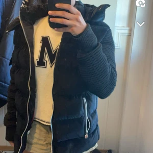 Moncler cardigan - Moncler cardigan, svært lite brukt. Bitte litt flekker ved halsen, men ikke noe sårlit synlig. Størrelse 2, tilsvarer S Nyrpris 11k. Kom med bud