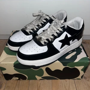 Bapesta skor - Ett par svartvita bape sta skor i storlek 10 US/45 EU. De är i bra skick, endast lite crease på toeboxen och att snörena har en liten skada på änden. Köpta på Vinted. Priset kan diskuteras!