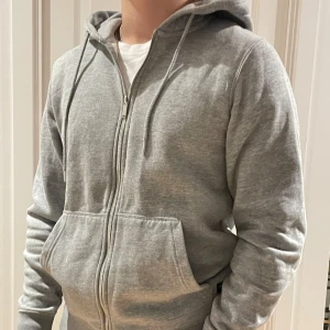 Grå kofta från Jack & Jones - Säljer en vanlig grå kofta från Jack & Jones o bra skick i storlek M. 