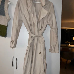 Höst/vår kappa  - En tunnare kappa för hösten eller våran, använd någon enstaka gång, nyskick!  (Passar 36 med) 