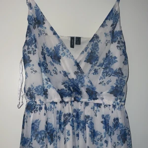 Maxiklänning  - Maxiklänning med smala axelband och underklänning. Strl L