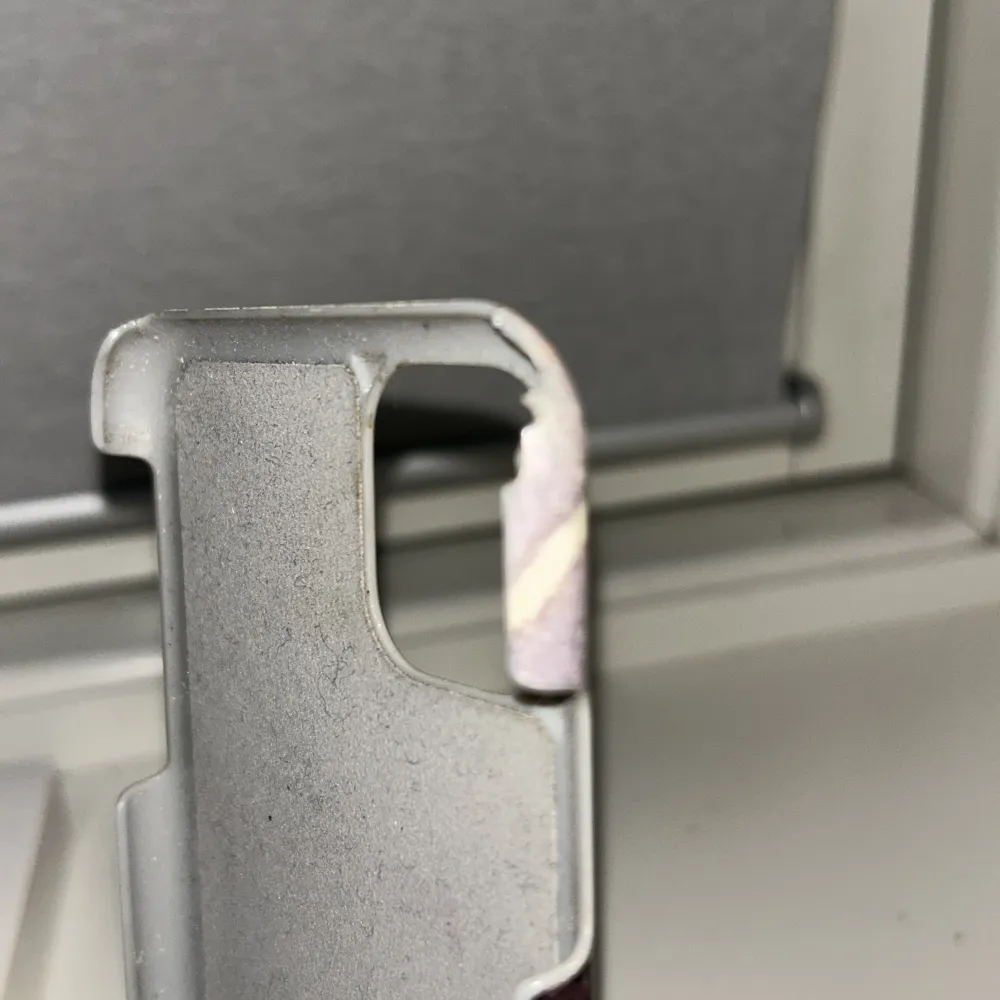 Skal till iPhone 11, en liten spricka i en av kanterna och lite repor på loggan, annars helt funktionell Kan tänka mig att ge botten men köparen står för frakt. Asusteet.