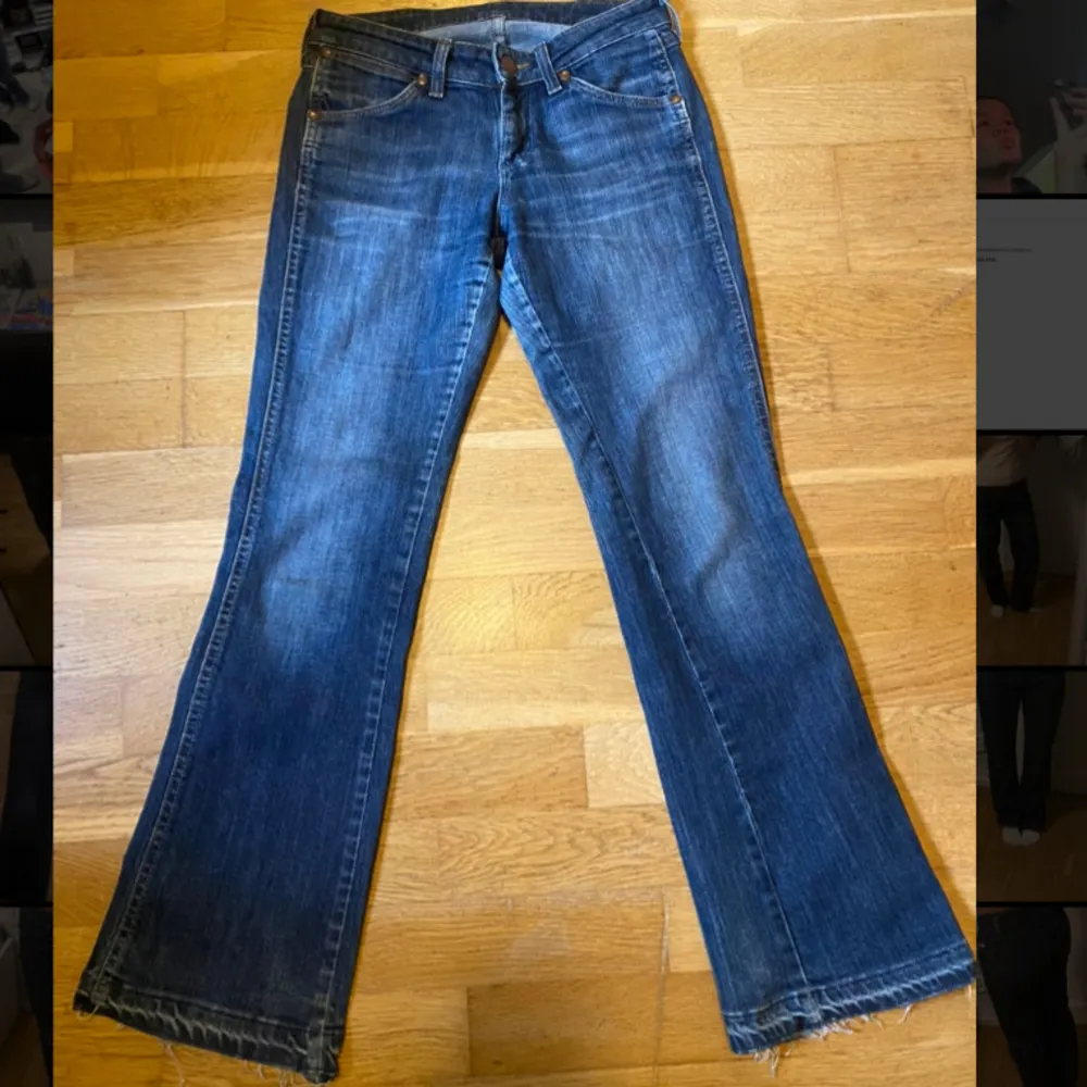 Superfina Wrangler jeans som tyvärr inte passar mig. De är köpta på Vinted men är i fint skick.  Fållen längst ner är nedtagen vilket gör de lite längre (se bild 5). Jeans & Byxor.