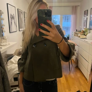 Kappa - Säljer denna jättesöta trevartsärmade bruna kappan som är använd 1 gång!!  