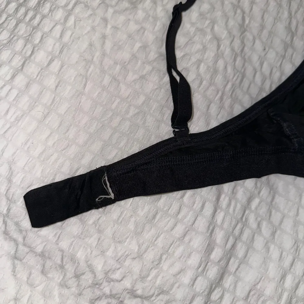 En jättefin bralette ifrån Calvin Klein! Den är i fint skick men tyvärr har jag klippt bort storlek/tvättråds lappen 😩. Muu.