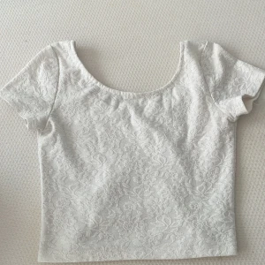 Vit tröja - Vit tröja med fint blommönster, öppen i ryggen, bra skick