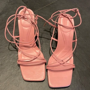 Höga klackar med snörning - Ett par superfina rosa klackar med snörning runt vristen. Klacken är runt 7 cm långa. Knappt använda, men har några defekter som jag fotat de på de två sista fotona 💗