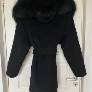 Pälskappa - Den har rävpäls och äkta ull och Kashmir, storlek S men skulle kunna passa M då den är oversized. Passar perfekt till hösten men även till vintern. 