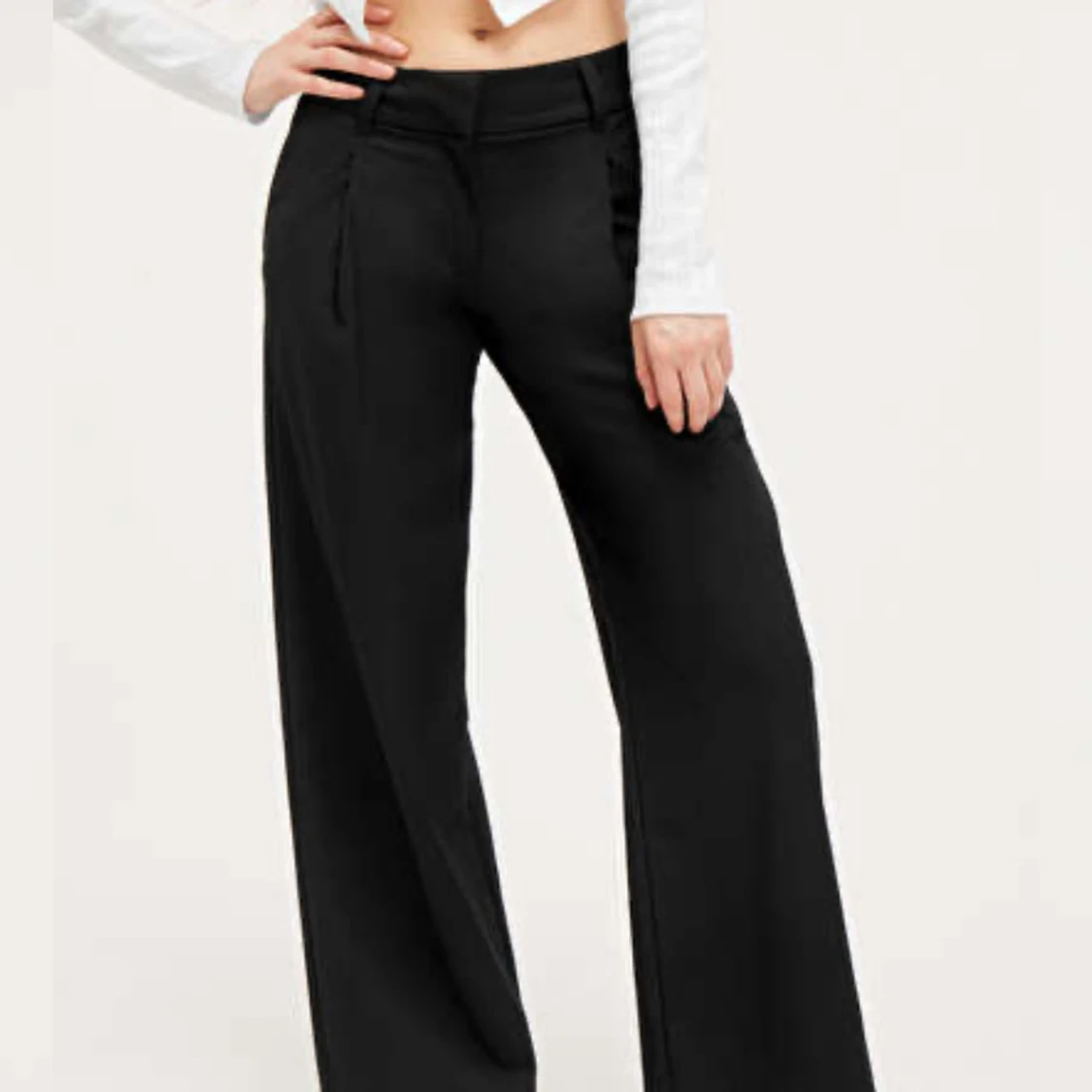 Low waist byxor från Monki - 90