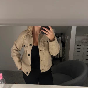 Beige kort kappa - Superfin jacka som ej kommer till användning