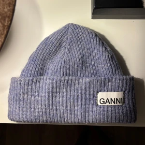 Ganni mössa - Fint skick, köpt för ca 1000kr. 