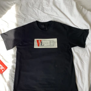 Vlone T-shirt - Vlone tisha med benji blue bill på. En av mina favoriter av Vlone. Påse ingår. trycken ser bra ut för tröjans livslängd. Säljer den för ja har tröttnat på den.