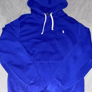 Ralph Lauren hoodie - En as skön ralph lauren hoodie köpt för 900kr. Sällan använd och prima i skicket. Säljer den för den är lite för stor för mig. 