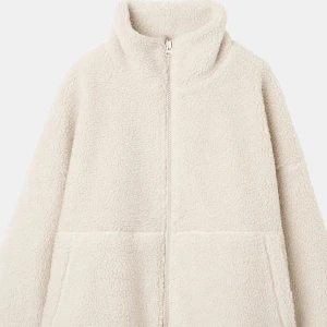 Teddyjacka Carin Wester - Säljer min helt nya Teddyjacka från Carin Wester i storlek M. Jackan är verkligen super fin och mysig nu till hösten men säljer pga fel storlek+ har fler. Endast använd 1 gång därav nyskick . Hör av dig för bilder! Nypris:799 (pris kan diskuteras)