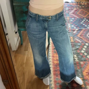 Diesel Jeans - Ett par low waist dieseljeans! Dom är jättefina och vill egentligen inte sälja men eftersom jag är ganska lång så tycker jag tyvärr att de är lite för korta💗Midjemåttet är ca 88cm och innerben ca 80cm