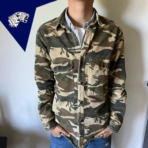 FET CAMO OVERSHIRT - Riktigt go jeans overshirt i camouflage | Skick: 9/10 | Strl: M | Lapp bortklippt så vet ej märke | Modellen är 182cm | Hör av dig vid frågor eller funderingar!