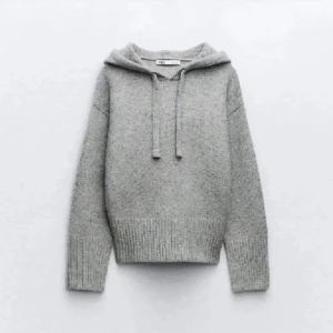 Stickad hoddie  - Säljer denna as fina stickade hoddie från zara i S.  Den passar mig som har xs jätte bra. Denna kostar runt 500 ny så 299 är ett väldigt bra pris 