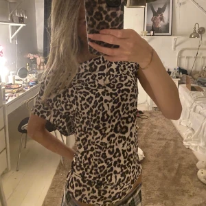 leopard tröja!! - säljer denna då den inte kommit till användning! den är i one size men den sitter perfekt på mig som annars har xs/s men som sagt passar de alla storlekar💕 Helt oanvänd och i fint skick💕
