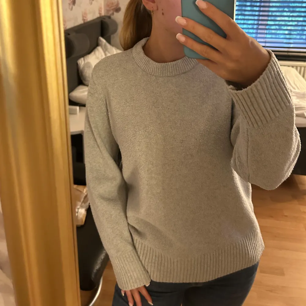 Jätte mysig tröja! Strl L men skulle säga de är mer som M eller oversized S!. Stickat.