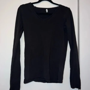 Svart tröja - En basic svart långärmad tröja i storlek M. Perfekt som både underställ och vanlig som tröja!