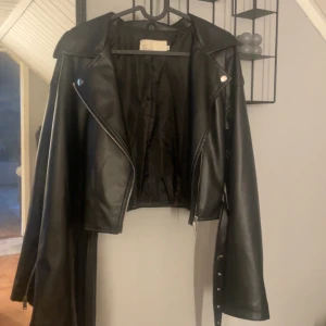 Skinnjacka  - Jättefin skinnjacka från nelly som knappast är använd. Säljer då den tyvärr aldrig används och därav bara blir liggandes. Nypris: 599kr säljer för 150kr