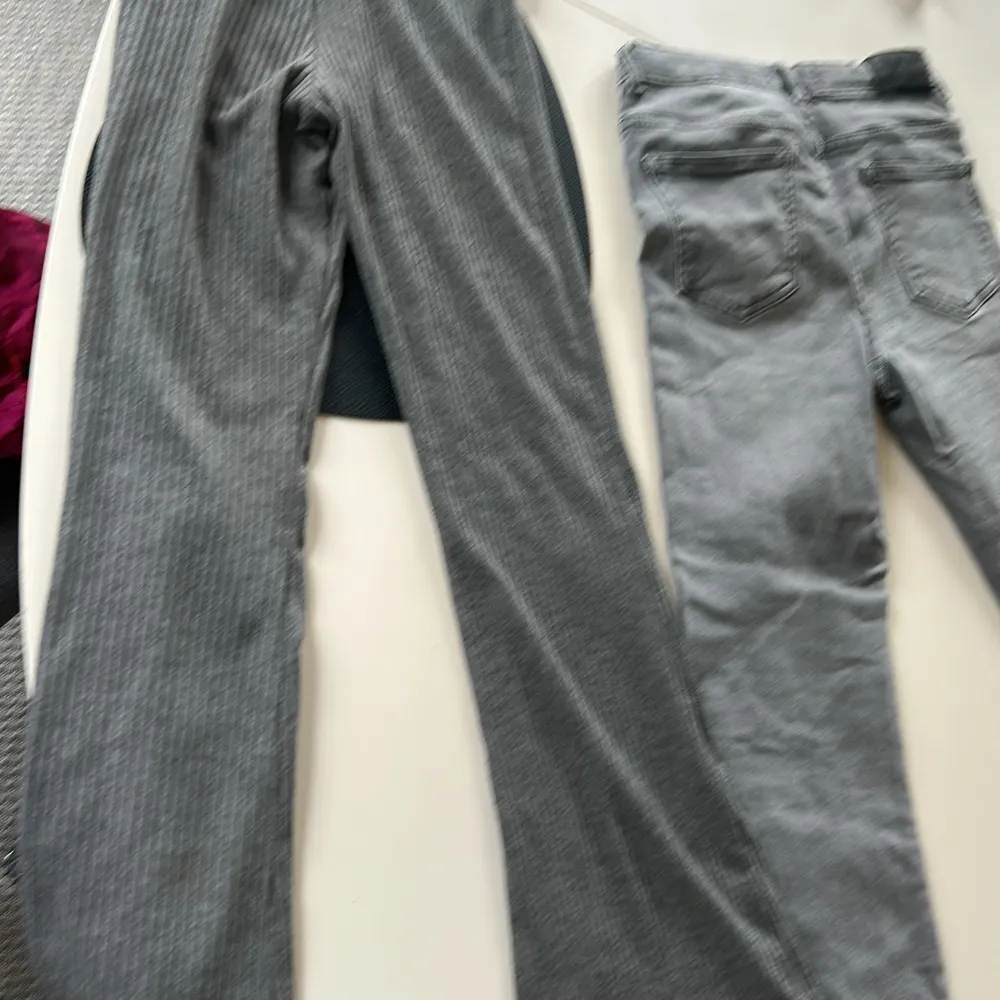 Båda byxorna är i fint skick. Yoga pantsen är från h&m och boot cut jeansen är från mango. Säljer båda eftersom de är för små. De kostar 150 tillsammans . Jeans & Byxor.