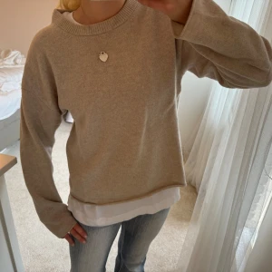 Beige stickad tröja - Stickad tröja från Filippa K i storlek S. Den har några små hål på ärmen och en svag fläck (ej testat tvätta så går nog bort lätt), men är annars i bra skick🩷🩷