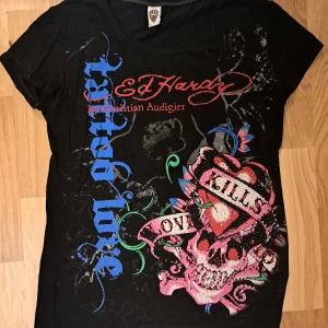 Ed Hardy topp - S och M Mjukt och stretchigt material Har stenarna kvar