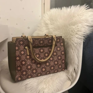 gullig brun beige vezzano handväska aldrig använts  - ser lyxig  och är i väldig bra skick 