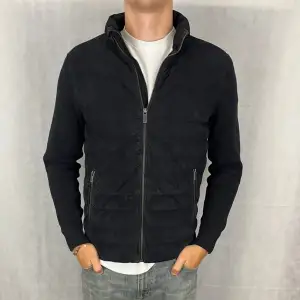 Väldigt sexig cardigan från Massimo dutti i fint skick! Modellen på bilden är 185 och bär storlek M