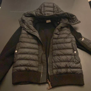 Moncler cardigan  - Säljer min moncler cardigan riktigt bra skick användt några gånger men börjar bli för liten i storlek s kan diskuteras pris