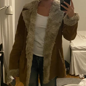 Pälsjacka - Supermysig jacka i mocka imitation och med päls från h&ms gamla kollektioner, perfekt skick och passar jättebra som vinterjacka🫶