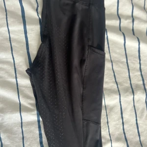 Ridleggings  - Ridleggings märke cooperfield svarta strl 160.  I nyskick använda ett fåtal ggr.  