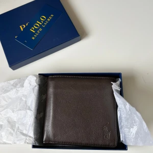 Ralph lauren plånbok  - Ralph lauren Plånbok i nyskick. Köpt på NK (påse och tags medföljer) Nypris 1200:-  Mitt pris 500:-