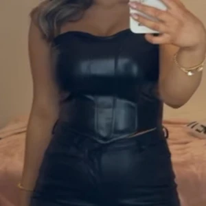 Skin korsett topp - En svart skinn korsett topp, som ny 