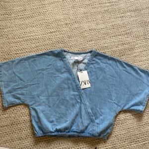 Zara blus - Säljer denna blusen då den aldrig har kommit till användning, prislappen kvar! Supersnygg och i jättebra skick💗