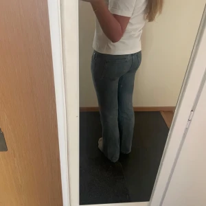 Low waist bootcut  - Skicket är bra och de passar utmärkt förutom ett hål som man kan se på tredje bilden. Jag försökte sy men gick inte så bra så försöker sälja vidare till någon som kan rädda de.  W 29 L 32. Original pris= 590kr