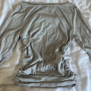 Grå långärmad tröja  - Änvänd en gång