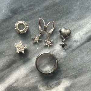 Örhängen, berlocker och en ring💗 - Ett par örhängen med stjärnor på ⭐️, jätte fin ring och 3 berlocker. 💗💕💖