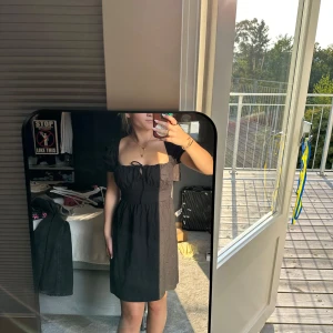 Klänning ASOS - Kort gullig svart klänning från ASOS i storlek 36. Aldrig använd. Hör av er för frågor!!!