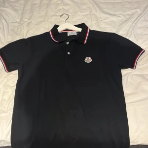 Pike - En moncler pike som är helt ny