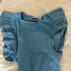 Blå zara tröja  - Super fin zara topp i en blå fin färg 